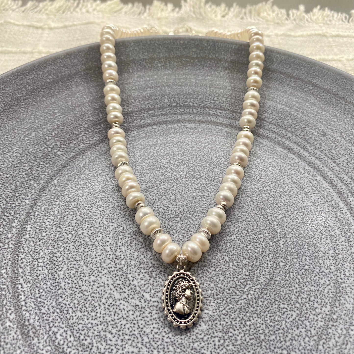 Regal charm pearls Necklace