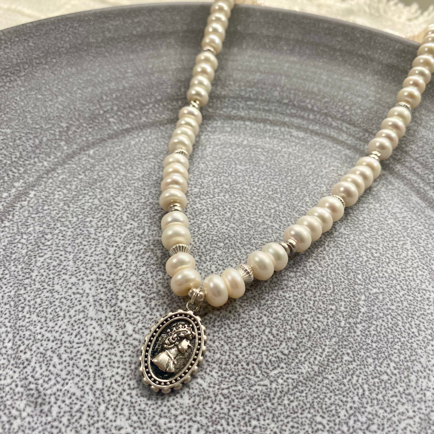 Regal charm pearls Necklace