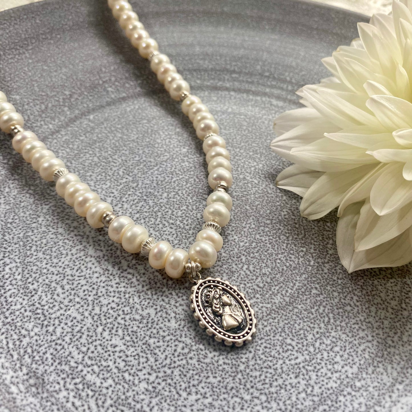 Regal charm pearls Necklace