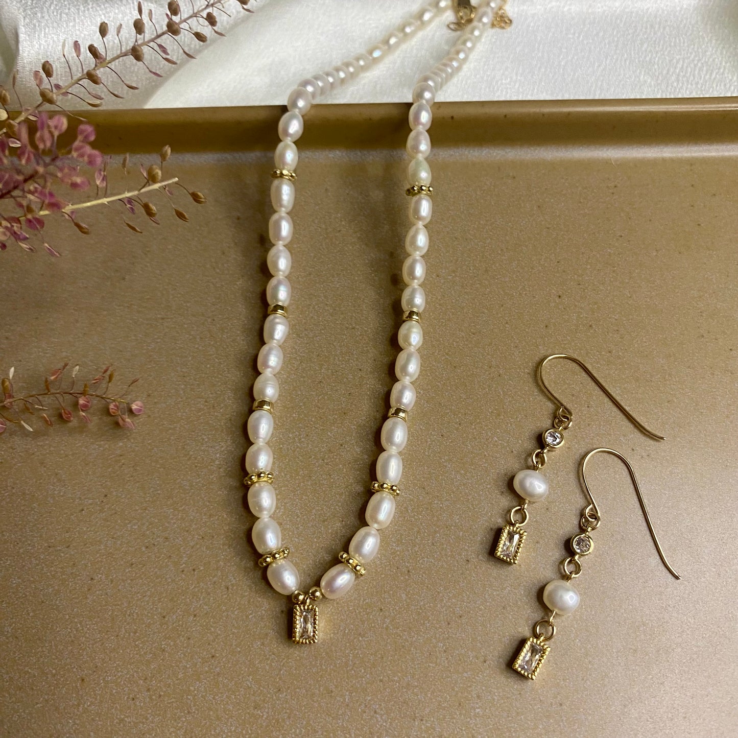 Pearl necklace golden elegance