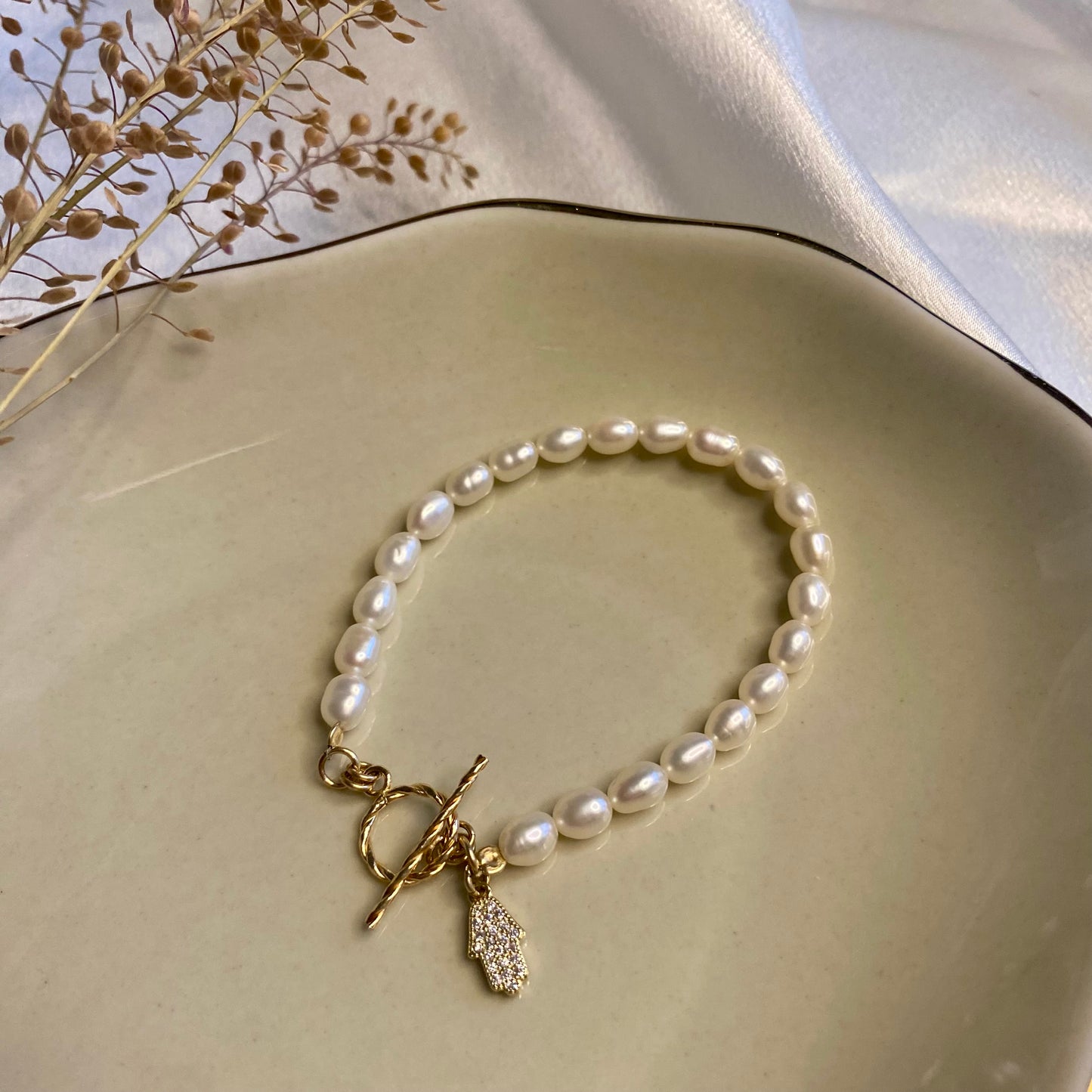 Pearls bracelet w Hamsa pendant