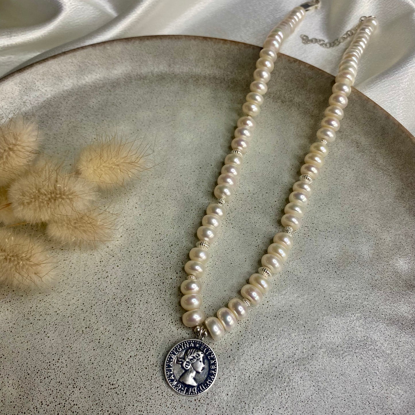 The Queen pearl Necklace