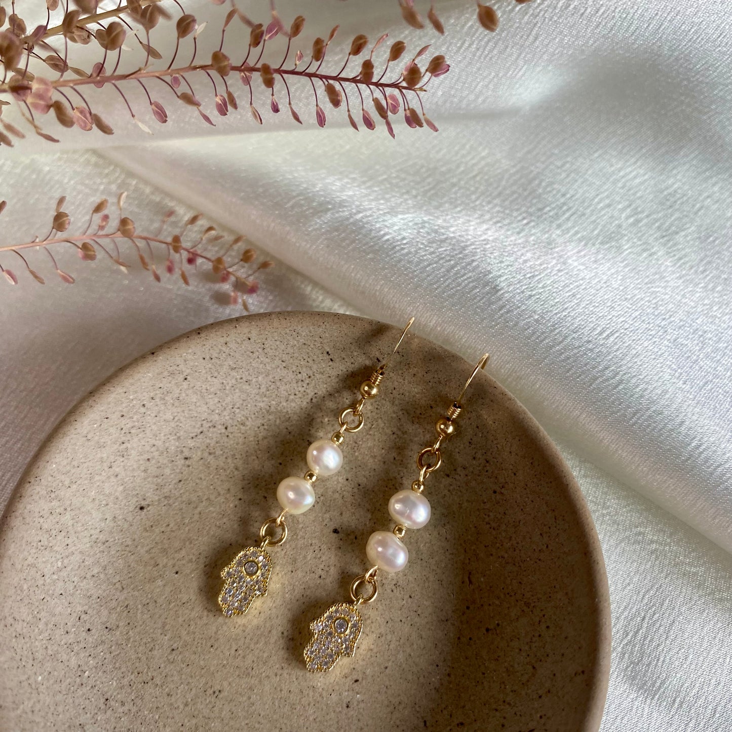 Hamsa & Pearls earrings - Gold