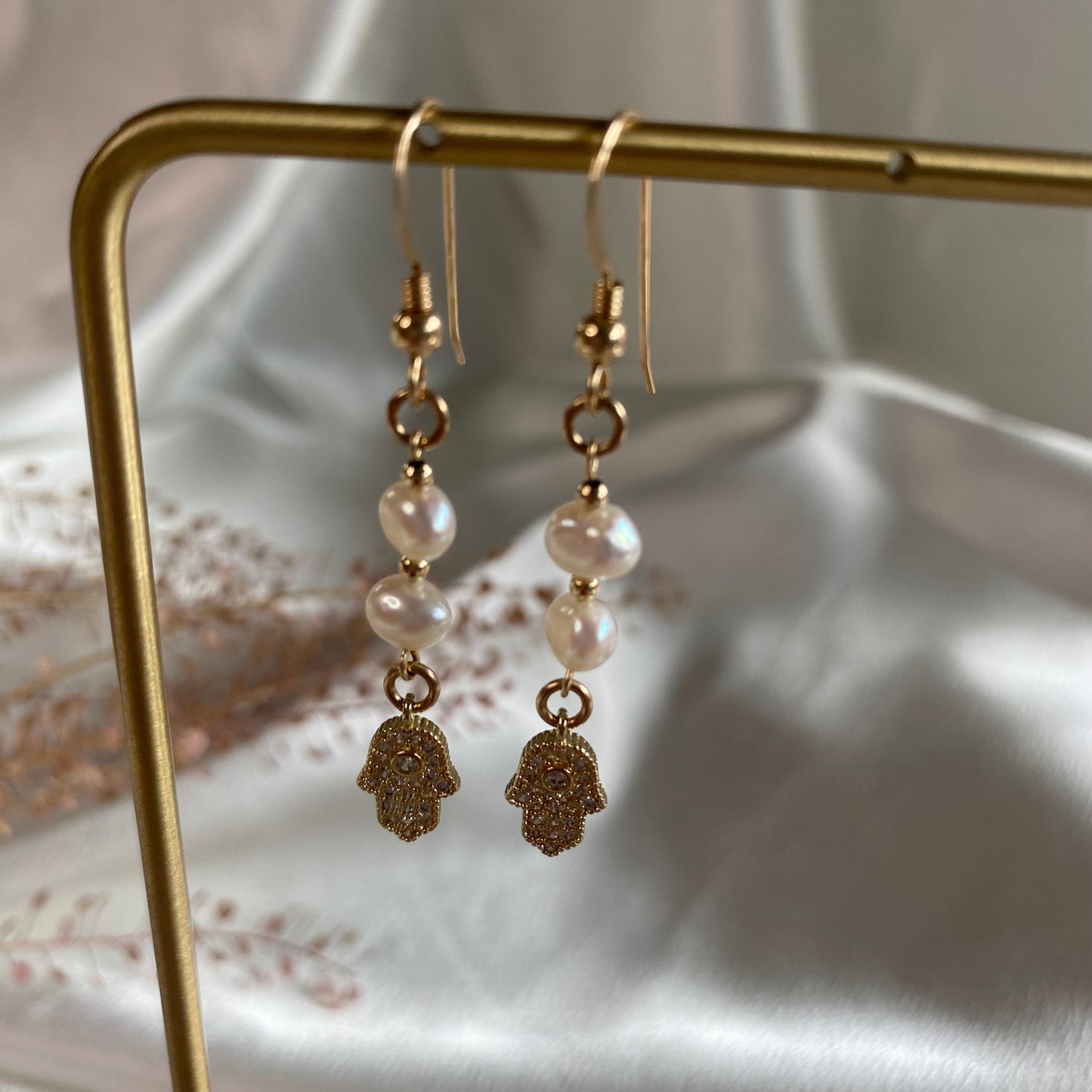 Hamsa & Pearls earrings - Gold