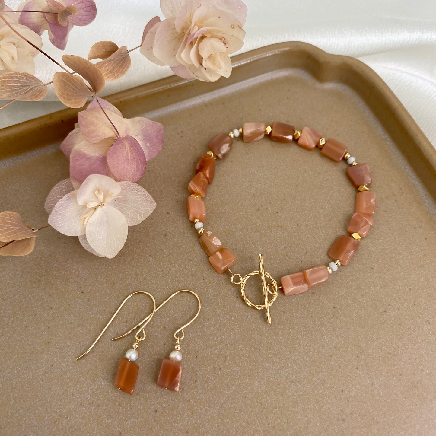 Peach Moonstone Bracelet - Gold