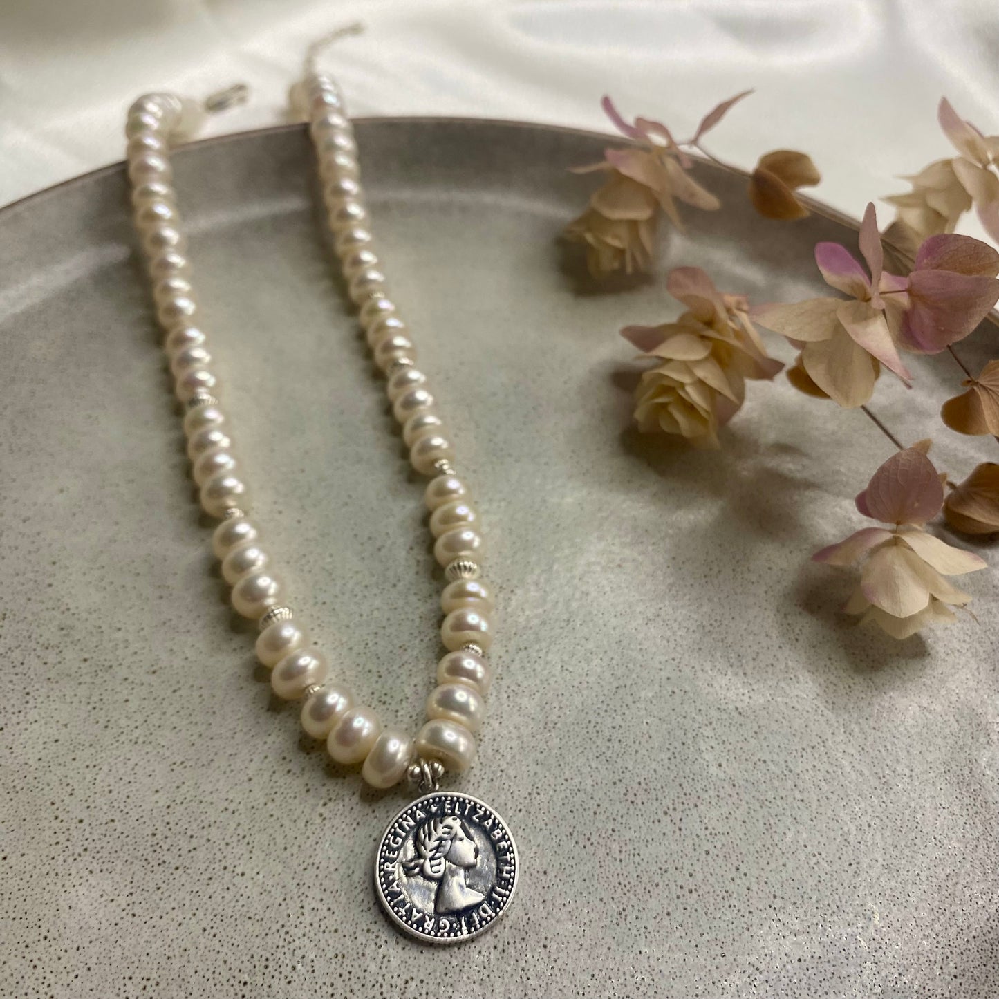 The Queen pearl Necklace