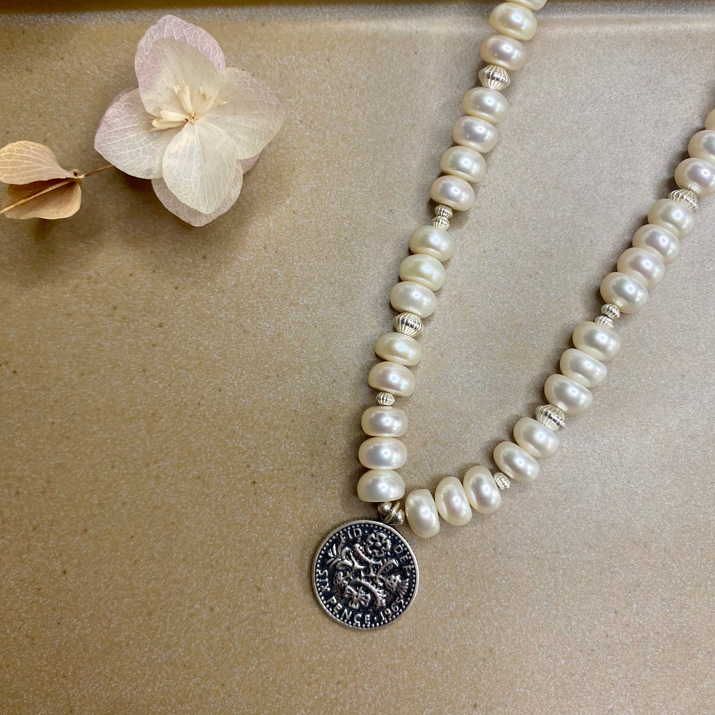 The Queen pearl Necklace