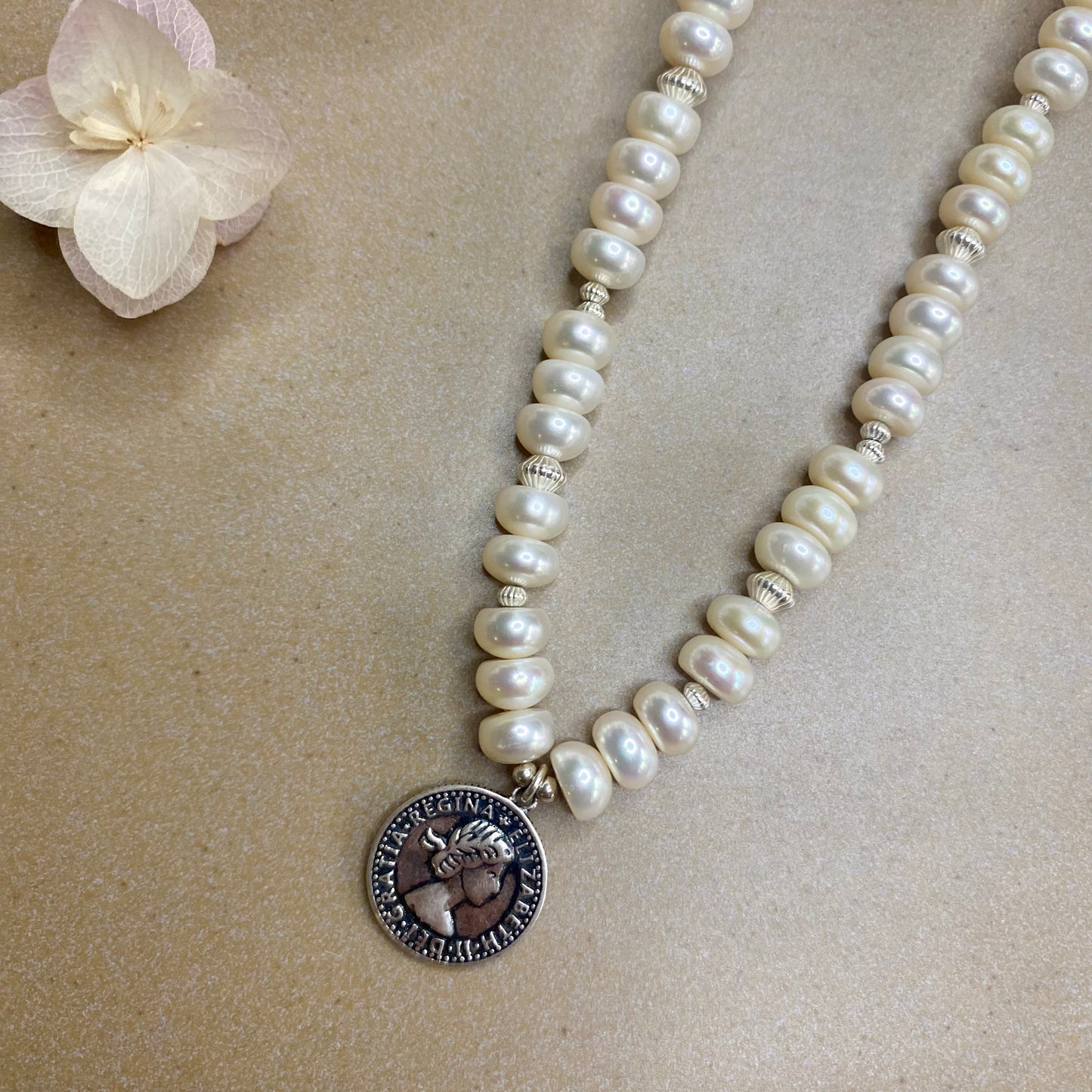 The Queen pearl Necklace